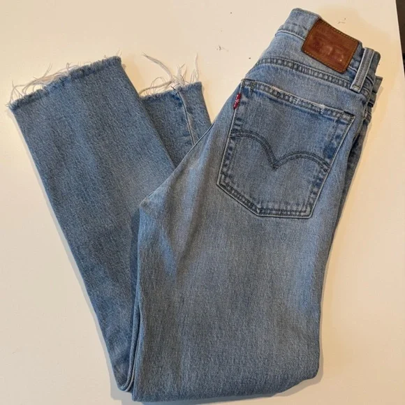 Levi's Wedgie Straight Leg Raw Hem Cropped Rough Tide Jeans Women’s size 26 - Picture 3 of 16